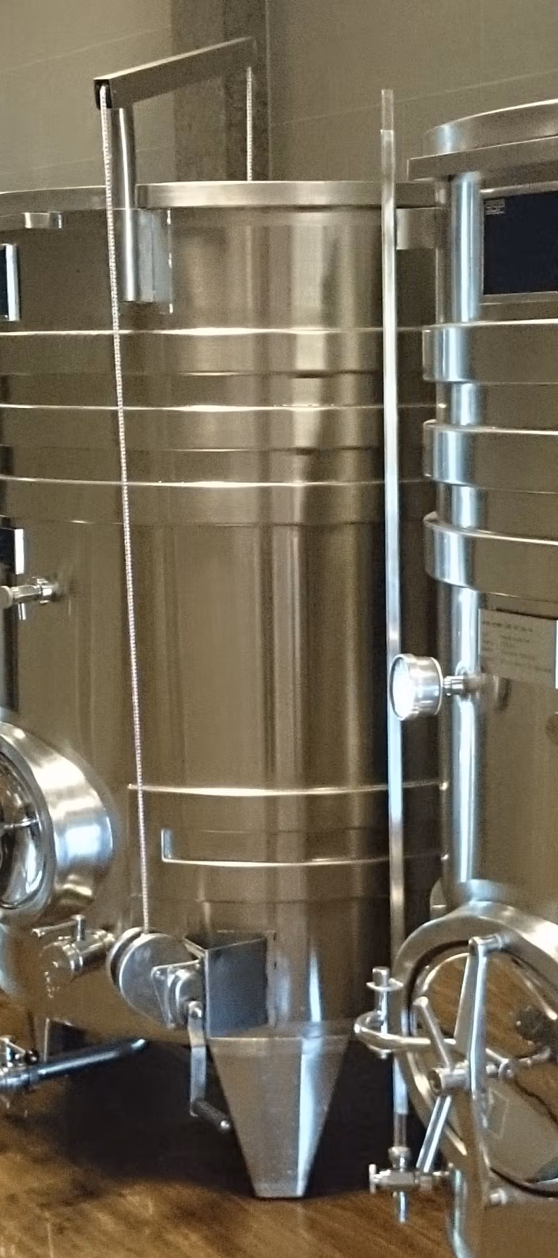 Variable capacity stainless steel tanks for wine