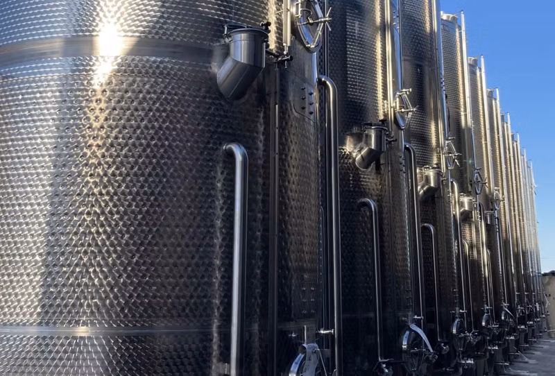 outdoor cylindrical conditioning and storage stainless steel tanks for the wine industry